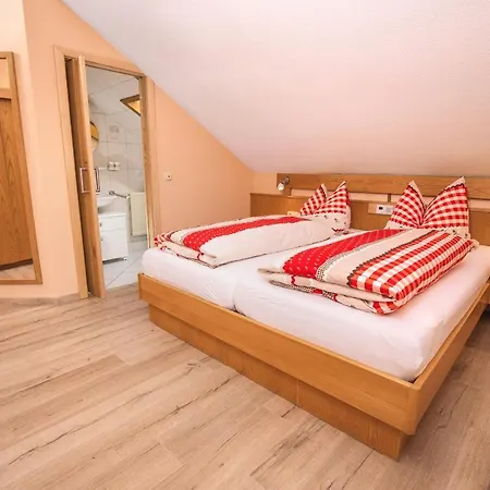 Kolmsteiner Hof نيوكيرتشن بيم هيليغين بلوت